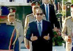 السيسي يضع أكليلين من الزهور بالنصب التذكارى للجندى المجهول وقبر السادات