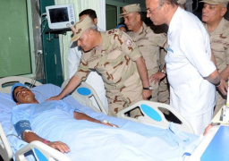 صدقي صبحي يطمئن على الحالة الصحية لمصابي المواجهات مع الإرهاب من رجال الجيش والشرطة