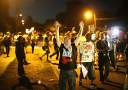 يو إس إيه توداي: التوتر يخيم على مدينة فيرجسون الأمريكية بعد مقتل مراهق أسود آخر