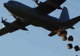 طائرات أمريكية تلقي مؤنا غذائية للاجئين في محافظة الأنبار العراقية