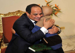 طفل مريض بسرطان الدم يهدي السيسي “مصحفا”