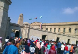 بدء العام الدراسي وطوابير الطلاب على أبواب جامعة القاهرة.. و”فالكون” تنظم الدخول وتفتش الحقائب
