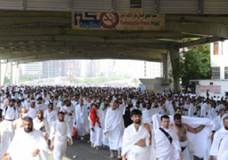 مئات الالاف الحجاج يتوافدون الى منى لقضاء يوم التروية