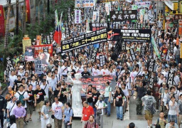 متظاهرو هونج كونج ينظمون مسيرة احتجاجية لمقر إقامة الحاكم التنفيذي للبلاد