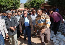 محافظ اسيوط يتفقد اعمال تطوير مرافق عدة قرى وسط هتافات الاهالى ” تحيا مصر “