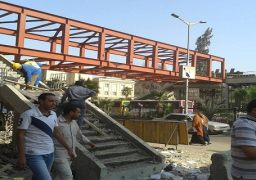 محافظ الجيزة: التعاقد مع شركتى صيانة وأمن للحفاظ على كوبرى مشاة جامعة القاهرة