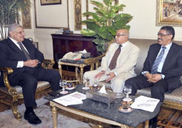 محلب يستقبل رئيس “الأعلى للصحافة” ونقيب الصحفيين ويؤكد: إعداد مشروعات قوانين الإعلام بـ”التوافق”