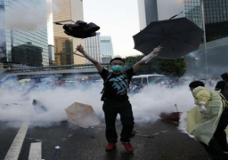 إصابة 10 متظاهرين خلال محاولة الشرطة في هونج كونج تفريقهم بالقوة