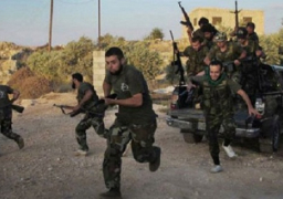 40 قتيلا في اشتباكات بين مسلحين موالين للنظام السوري ومقاتلين معارضين