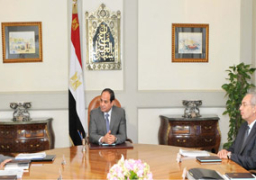 السيسي يبحث مع رئيس هيئة قناة السويس وعدد من المسئولين تطورات تنمية القناة
