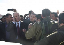 القوات الاسرائيلية توقف موكب رئيس الوزراء الفلسطيني