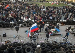 اوكرانيا تعزل شرق البلاد الانفصالي حيث تحتدم المعارك