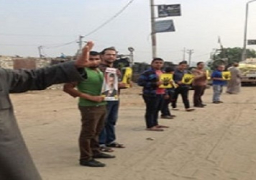 سلسلة بشرية بالمصاحف لعناصر جماعة الإخوان بطريق “كفرالشيخ- قلين”