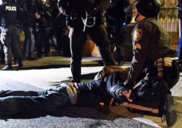 شرطة فيرغسون تطالب المحتجين بإخلاء الشوارع