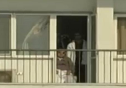 فى أول ظهور له.. مبارك يلوح لأنصاره من شرفته بمستشفى المعادى