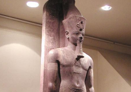 افتتاح مشروع جمع وتركيب تمثالين ضخمين للملك أمنحتب الثالث غرب الأقصر