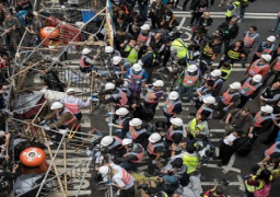 اعتقال عدد من المتظاهرين فى هونج كونج أثناء إخلاء آخر مقر للإعتصام