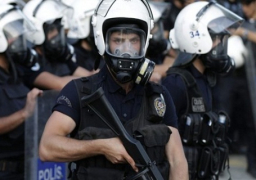 الشرطة التركية تحاصر مبنى حزب معارض بسبب لافتة “مكافحة سرقة الحكومة”