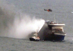 انتشال اربع جثث من العبارة الايطالية التي تشتعل فيها النيران