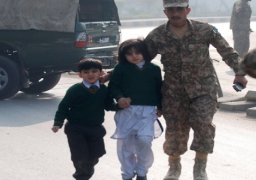 130 قتيلا و 122 مصابا بهجوم على مدرسة في باكستان