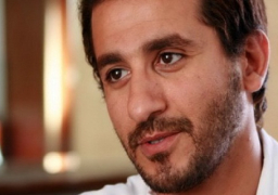 بعد تعافيه من الورم السرطاني.. أحمد حلمي يؤدي العمرة