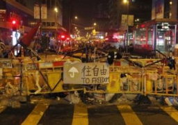 زعماء حركة احتلال هونج كونج يطالبون المحتجين بالتراجع