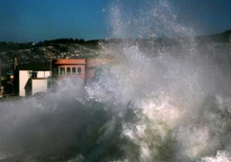 عاصفة تقطع الكهرباء عن كاليفورنيا وتعطل الرحلات الجوية وتغلق المدارس