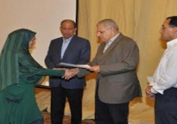 محلب يسلم عقود شقق مشروع الإسكان الاجتماعي بالعاشر من رمضان