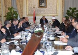 محلب يعقد اجتماعا لبحث تطوير ميدان السيدة زينب