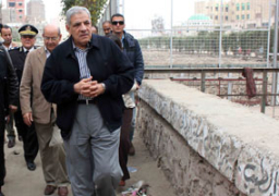 جولة مفاجئة لمحلب بمنشأة ناصر عقب انهيار كتلة صخرية