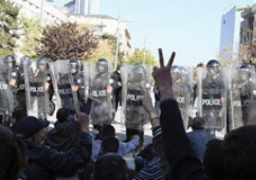 إصابة 23 شخصا فى اشتباك بين الأمن ومتظاهرين ببريشتينا عاصمة كوسوفو