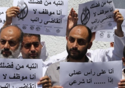 إضراب شامل يشل القطاع الحكومي بغزة احتجاجا على عدم صرف الرواتب