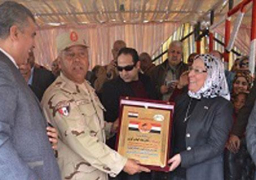 “عشري” تمنح “الوزير” وسام عمل القوي العاملة ودروعًا لـ 17 من قيادات مشروع القناة