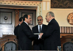 رئيس محكمة النقض يهدي «السيسي» نسخة من المصحف الشريف خلال الاحتفال بـ«عيد القضاء»