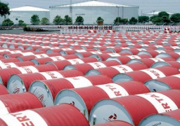 النفط يتخلى عن مكاسبه وينزل دون 48 دولارا