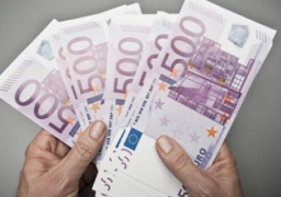 اليورو يقلص خسائره أمام فرنك سويسرا بدعم من تكهنات بالتيسير الكمي