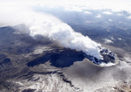 ثوران بركان فى “تونجا” يرغم طائرة نيوزيلندية على العودة