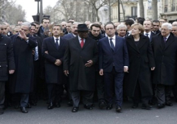 أولاند يتقدم زعماء العالم في مسيرة تضامنا مع ضحايا هجمات باريس