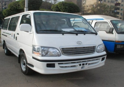 محافظ القاهرة يسلم أول 20 ميكروباص تعمل بالغاز الطبيعي لسائقى السرفيس