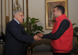 محلب يستجيب لمبادرة راديو مصر ويعوض صاحب التاكسي المحترق بأخر