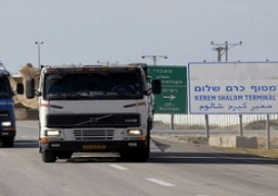 إسرائيل تسمح بإدخال 320 شاحنة بضائع لغزة