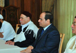 السيسي يعقد اجتماعًا مغلقًا مع عمد ومشايخ قبائل مطروح عقب تفقده المنطقة الحدودية الغربية