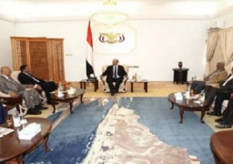 حكومة اليمن: السفير السعودي يمارس مهام عمله من عدن