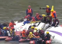 سقوط طائرة تايوانية تحمل عشرات الركاب