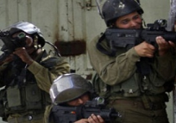 قوات الاحتلال تعتقل 12 فلسطينيا خلال حملة واسعة بالضفة الغربية