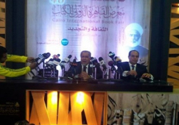 وفد من وزارة التعليم السعودية يزور جناح المملكة بمعرض الكتاب