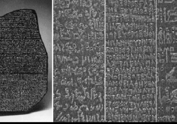 “الآثار”: اكتشاف لوحة من الحجر الجيري تحمل كتابة تضاهي حجر رشيد