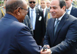 السيسى يستقبل الرئيس السودانى عمر البشير بمطار شرم الشيخ