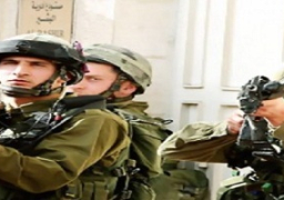 قوات الاحتلال تهدم منزلا وتقتلع المئات من أشجار الزيتون بالضفة