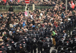 متظاهرون مناهضون للتقشف يضرمون النار فى سيارتين للشرطة الألمانية